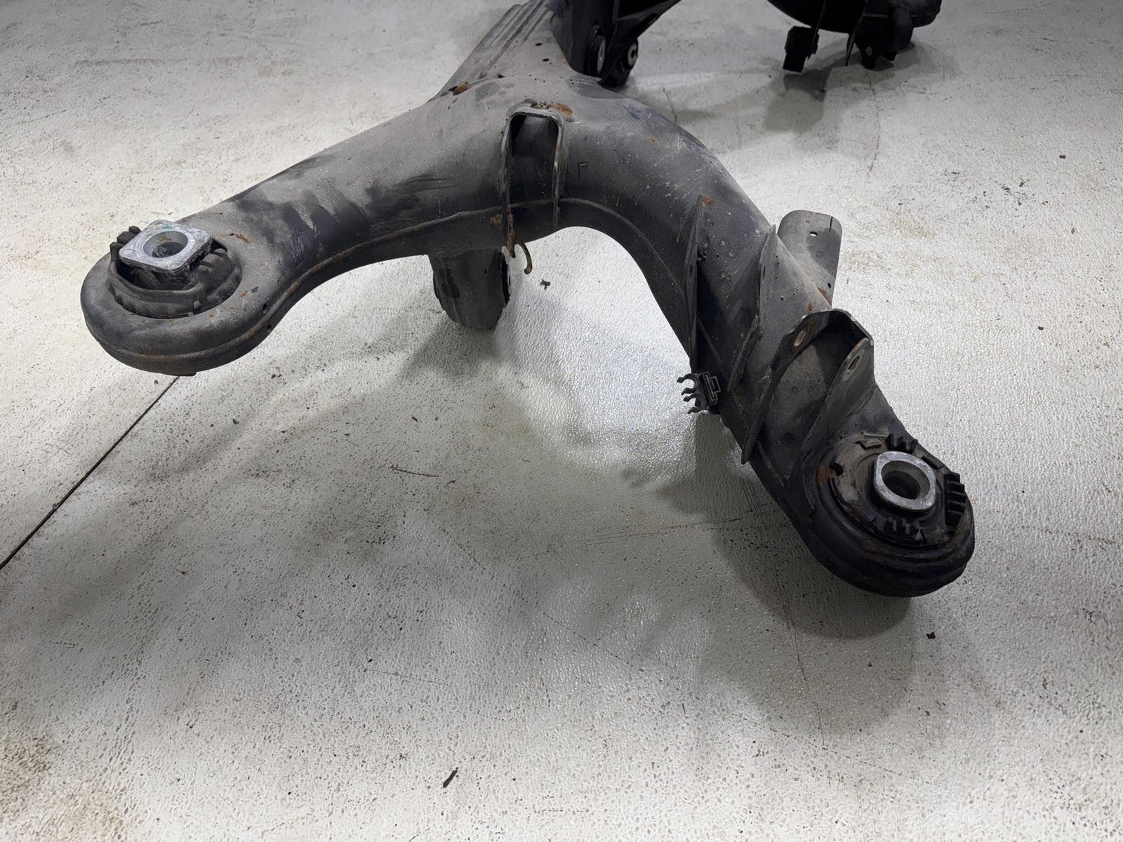 04-09 Mercedes Sl600 Rear Crossmember Sub Frame Bar Subframe Cross Member Oem