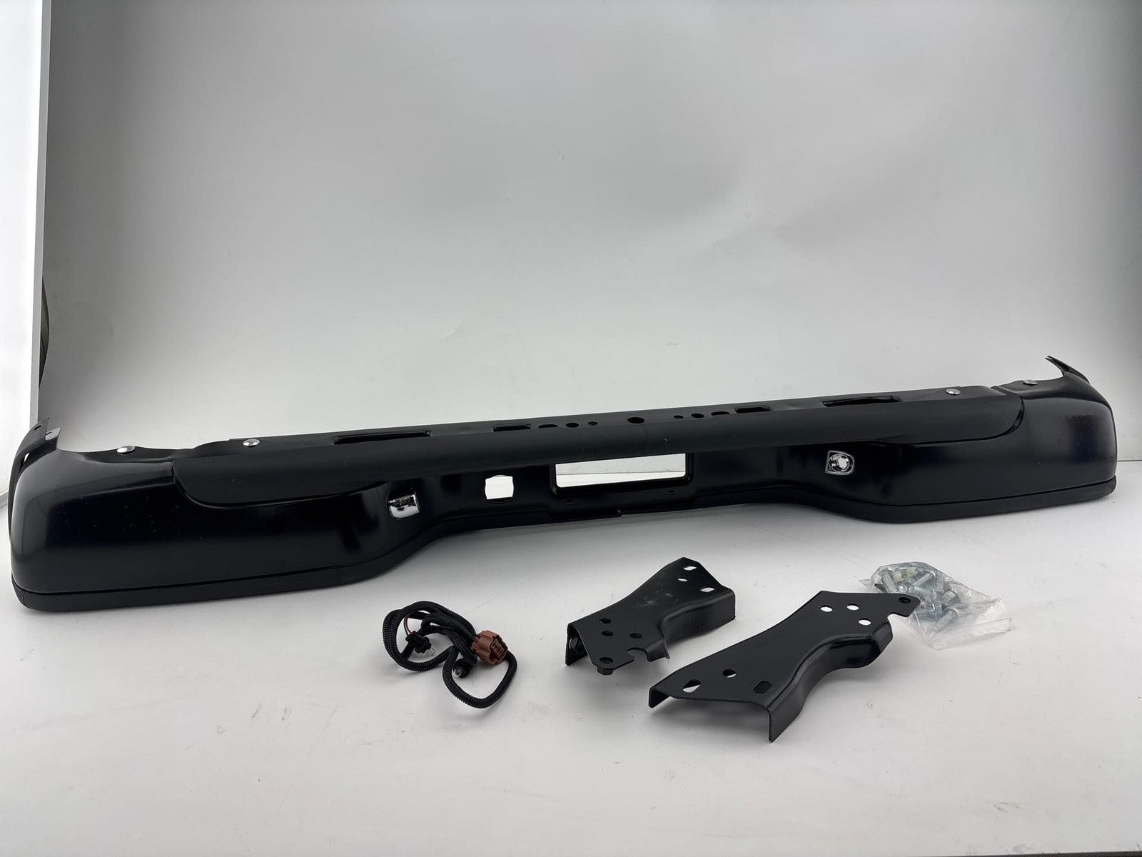 1999-2007 Chevrolet Silverado 1500 Rear Step Bumper Assembly Black