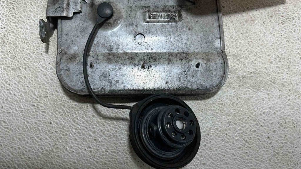 2000-2005 Cadillac Deville Gas Fuel Tank Filler Door Lid Cover W/ Cap Oem