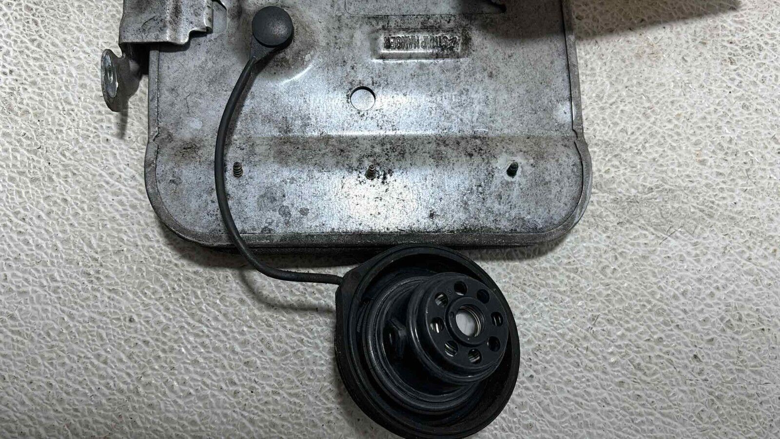 2000-2005 Cadillac Deville Gas Fuel Tank Filler Door Lid Cover W/ Cap Oem