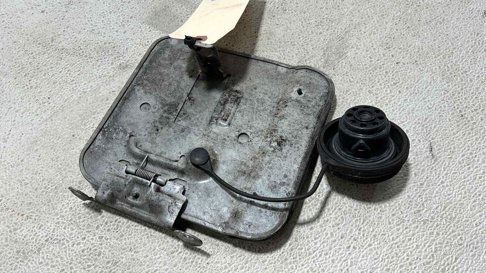 2000-2005 Cadillac Deville Gas Fuel Tank Filler Door Lid Cover W/ Cap Oem