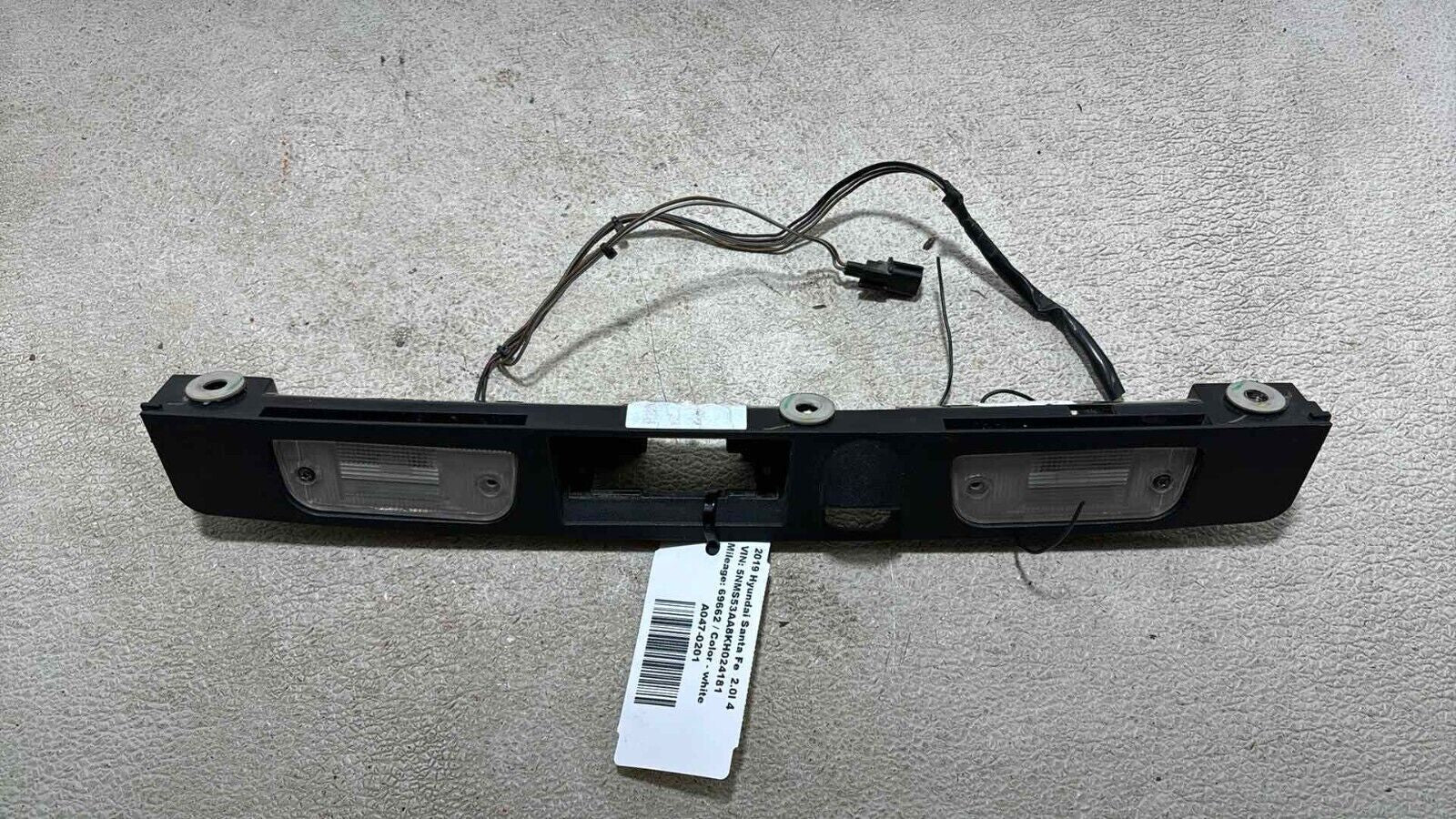 19-20 Hyundai Santa Fe Rear Bumper License Plate Light Lamp W/ Camera Option OEM