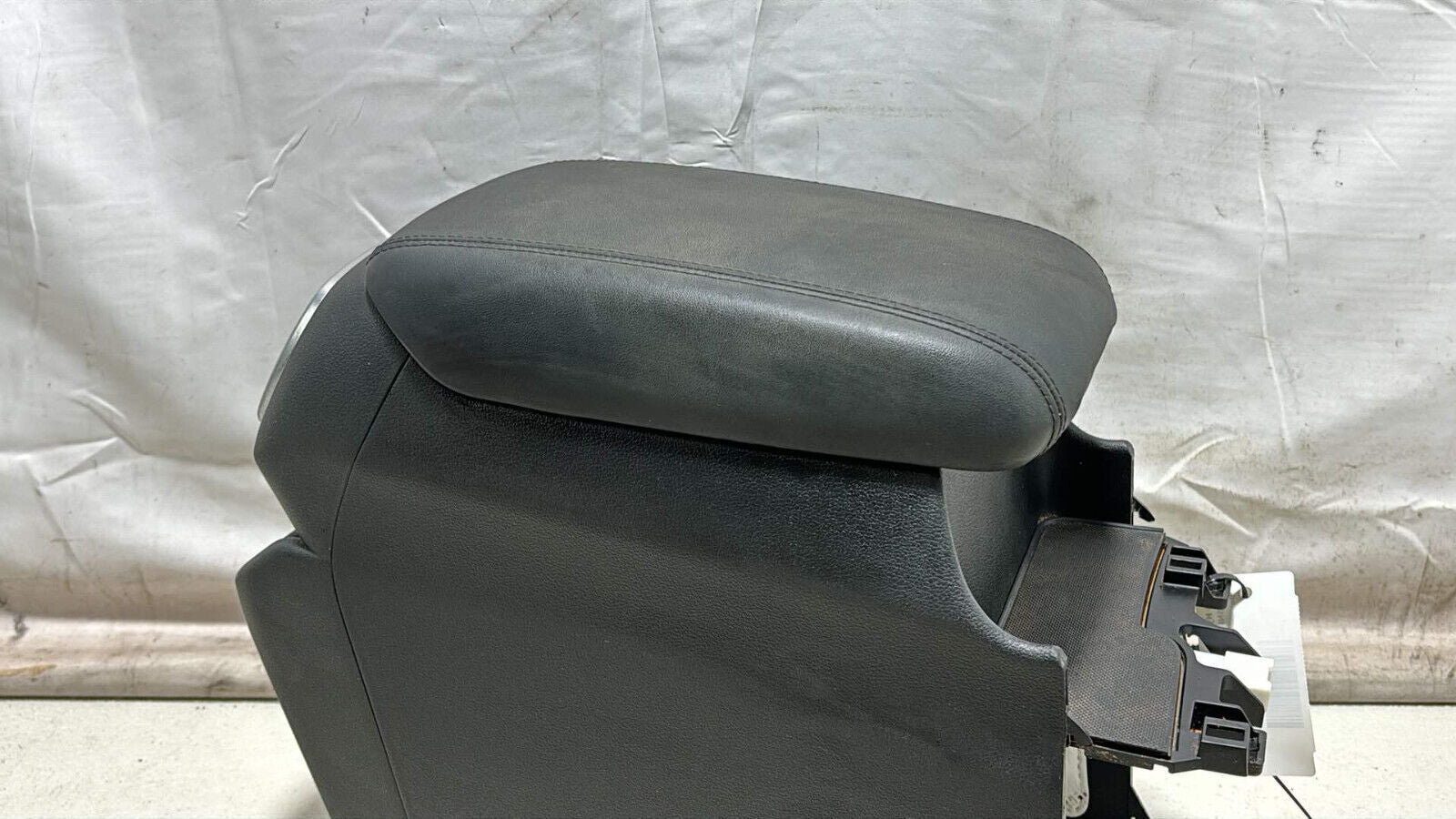 19-20 Hyundai Santa Fe Rear Center Console Storage Box W /Armrest Lid Cover Oem