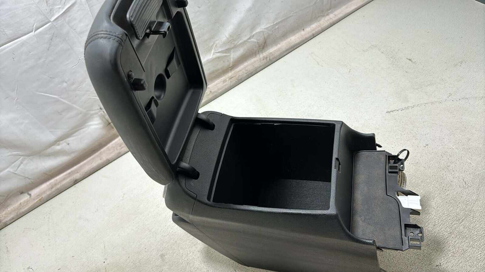 19-20 Hyundai Santa Fe Rear Center Console Storage Box W /Armrest Lid Cover Oem