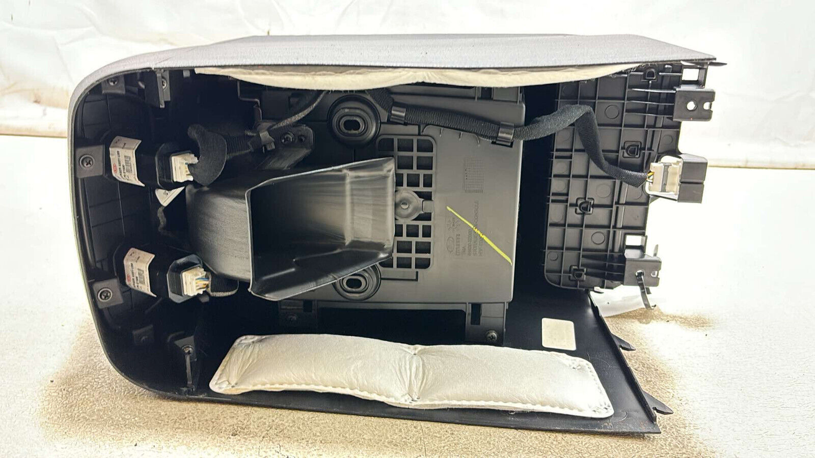 19-20 Hyundai Santa Fe Rear Center Console Storage Box W /Armrest Lid Cover Oem