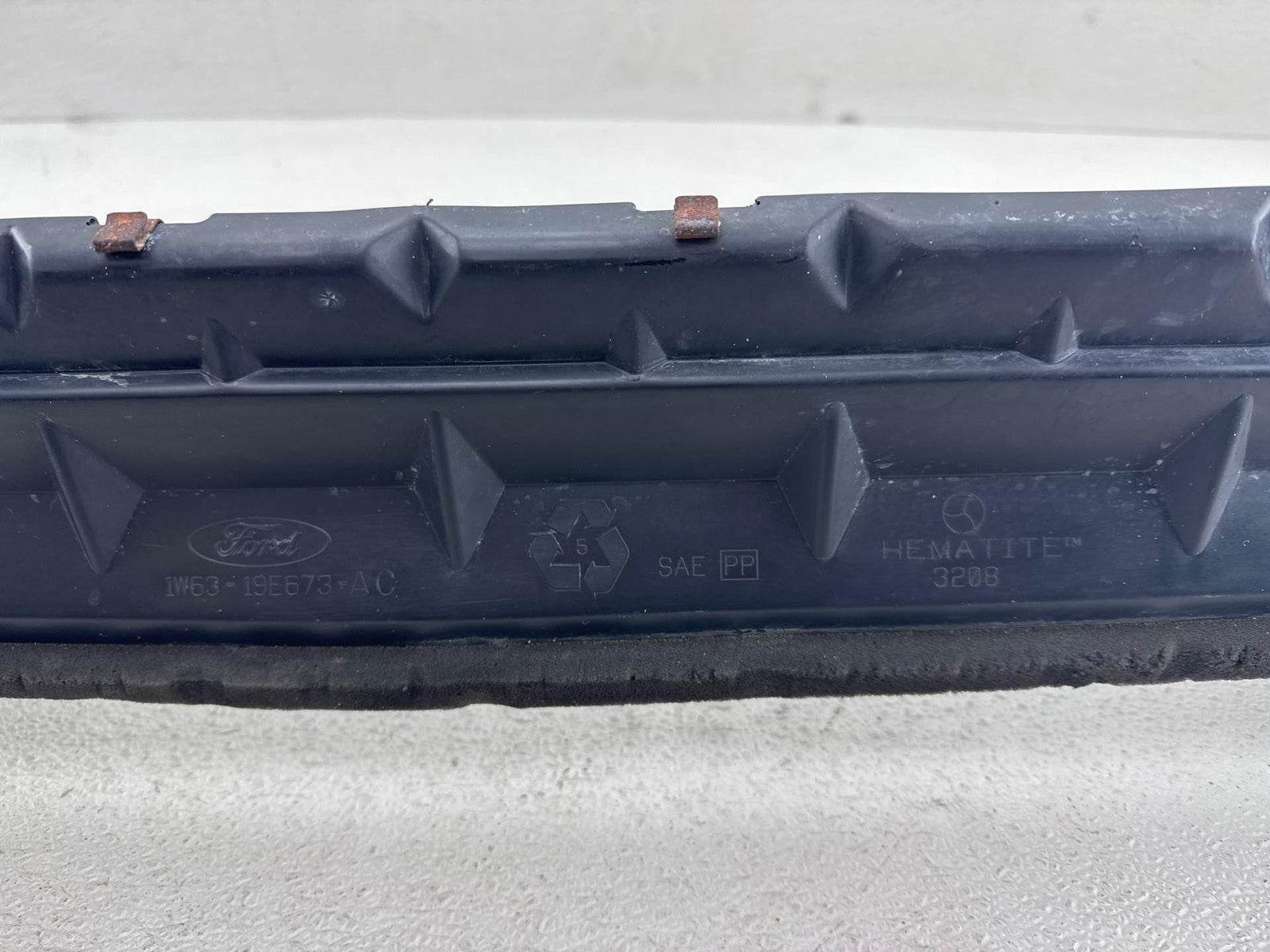 02-05 Ford Thunderbird Radiator Deflector Duct Air Guide Baffle Oem