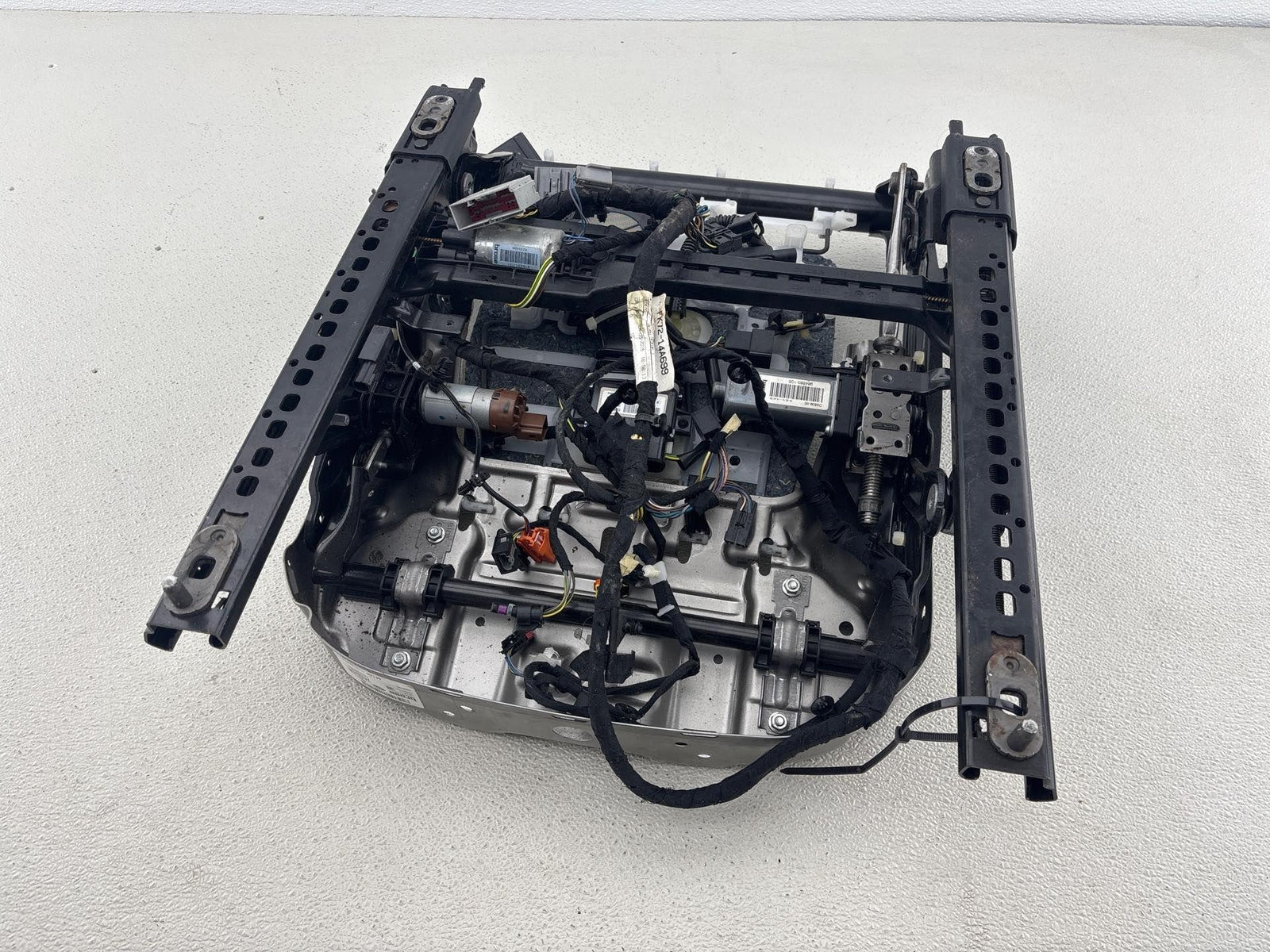 15-17 Land Rover Discovery Sport L550 Front Right Passenger Seat Track W/ Motors