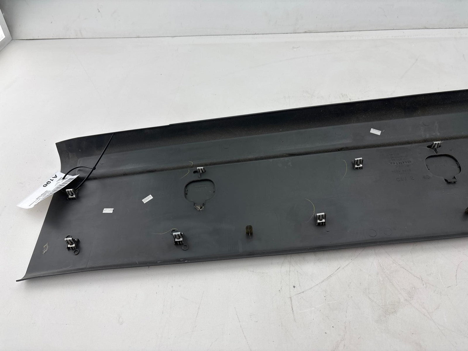 01-07 Chevy Silverado / GMC Sierra Back Glass Reveal Molding OEM 10371626