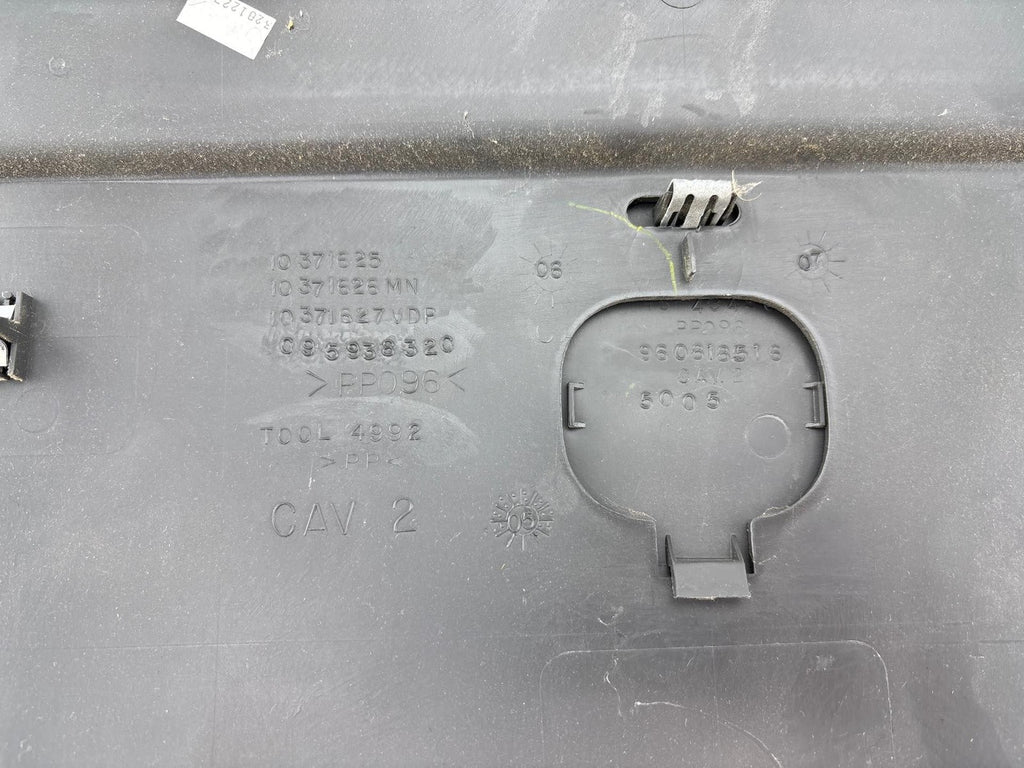 01-07 Chevy Silverado / GMC Sierra Back Glass Reveal Molding OEM 10371626