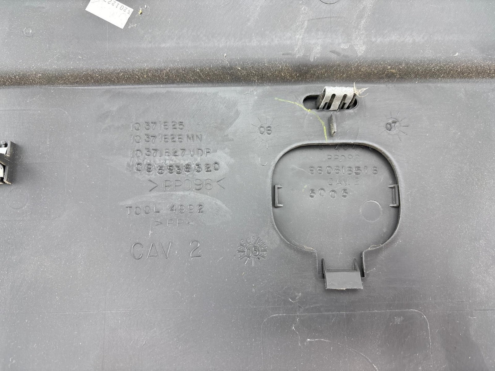 01-07 Chevy Silverado / GMC Sierra Back Glass Reveal Molding OEM 10371626