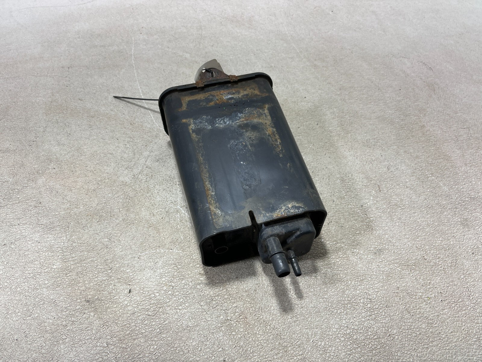 2000 - 2005 Buick Lesabre Custom Genuine Fuel Vapor Canister Black Oem 17098136