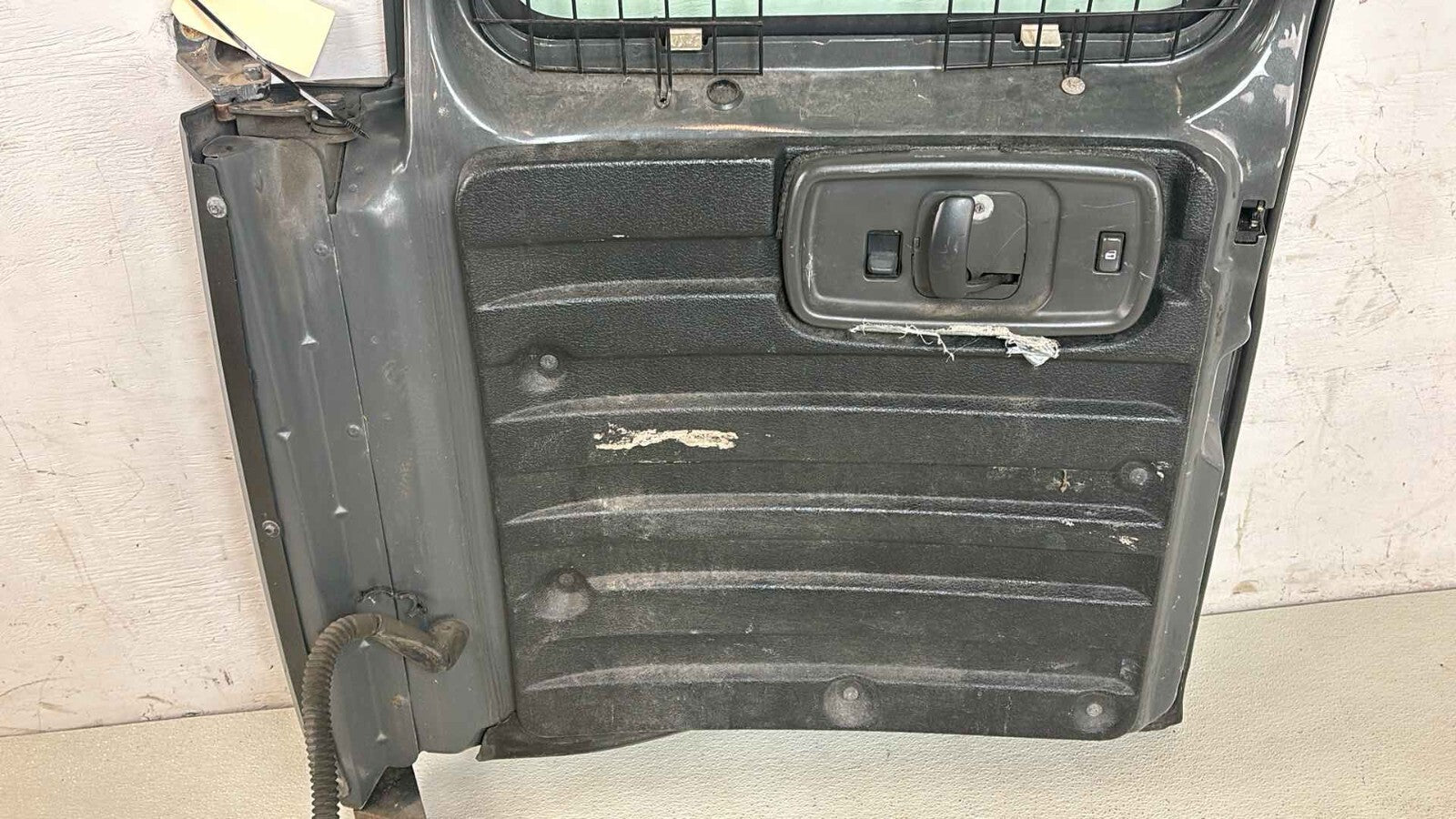 1996 - 2002 Chevrolet Express 3500 Genuine Rear Passenger Side Door Oem 22939491