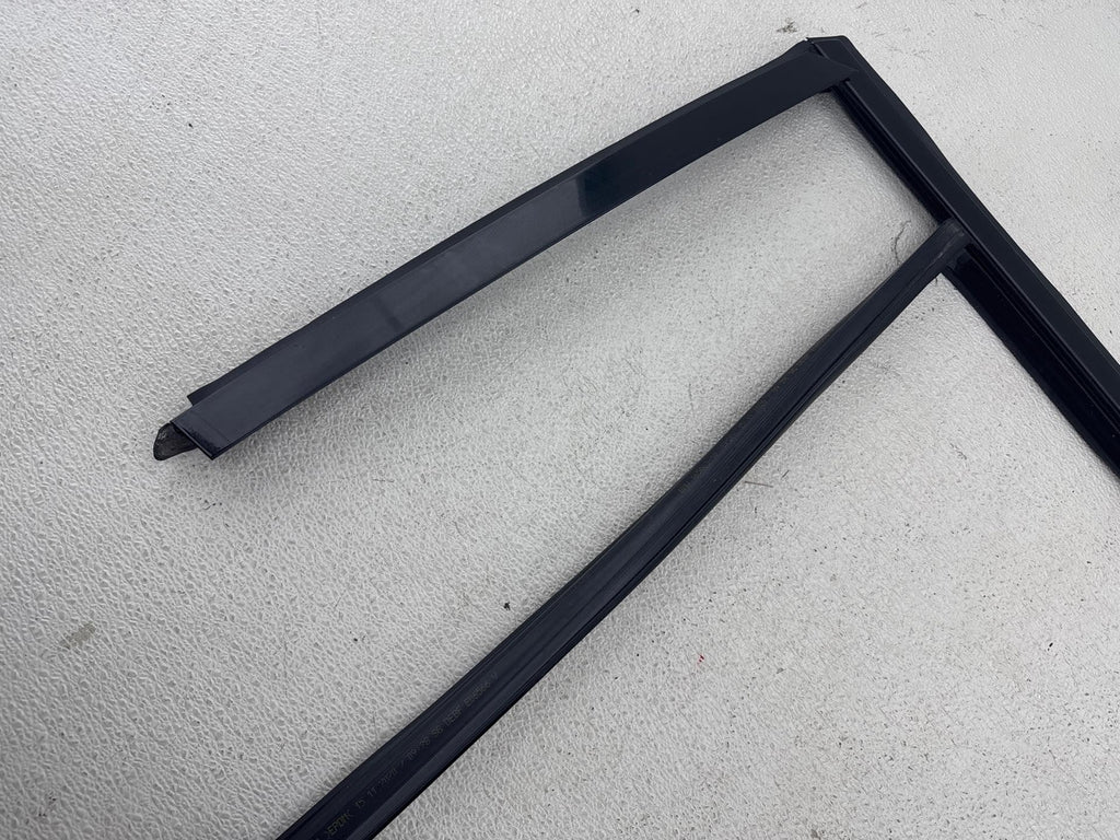 19-25 Bmw X5 Door Seal Window Guide Rear Right Sealing Rubber Gasket 7428690 Oem