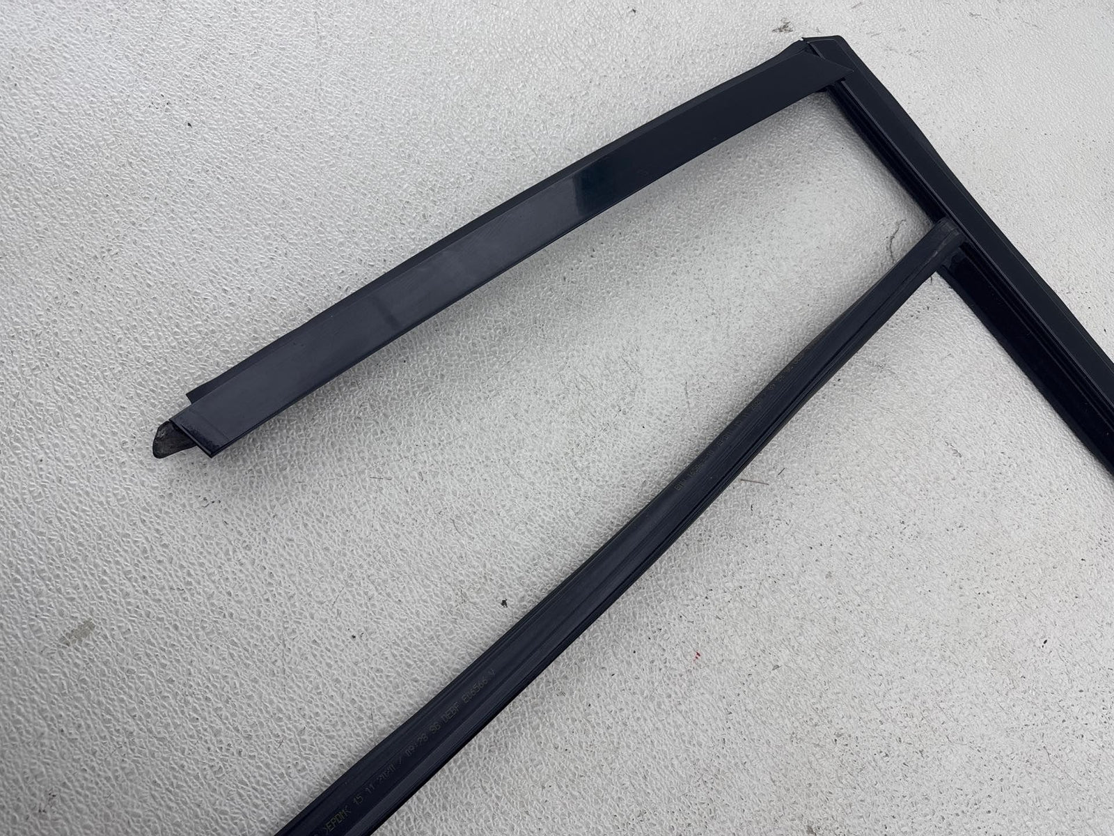 19-25 Bmw X5 Door Seal Window Guide Rear Right Sealing Rubber Gasket 7428690 Oem