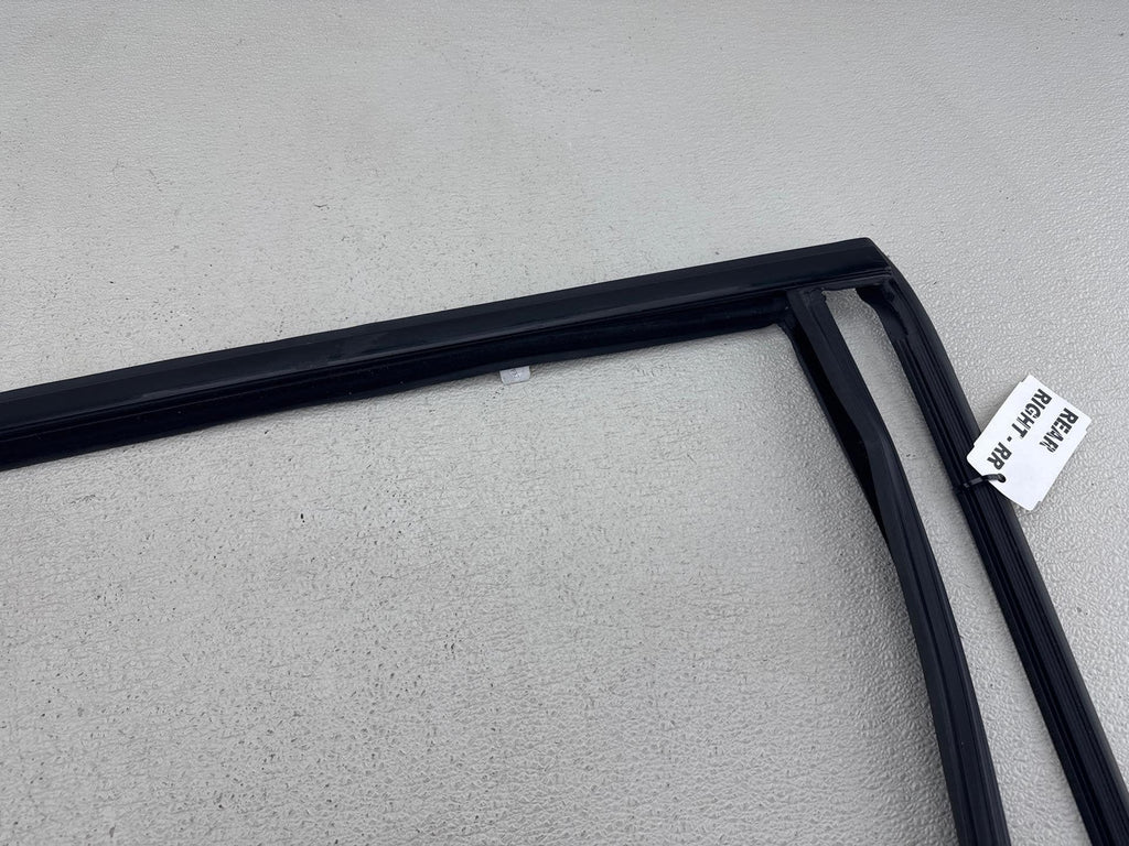 19-25 Bmw X5 Door Seal Window Guide Rear Right Sealing Rubber Gasket 7428690 Oem