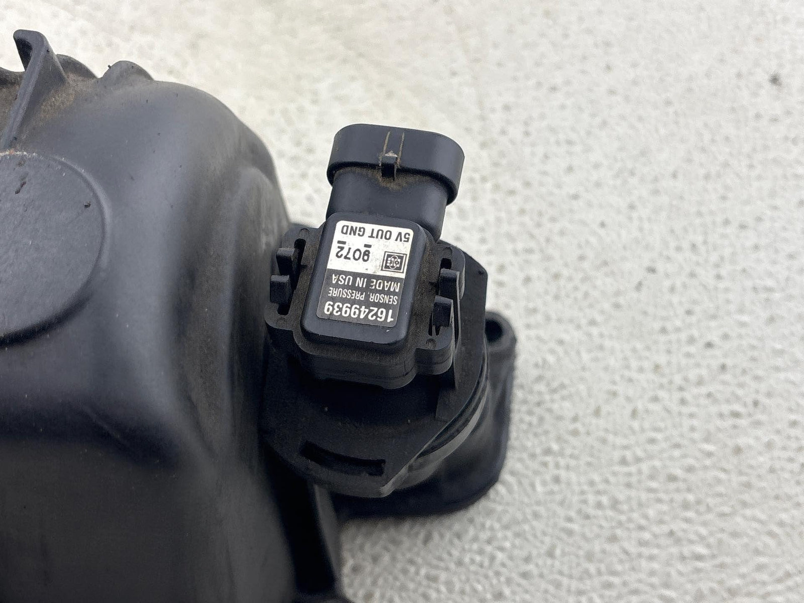 1996-2004 Buick Regal Upper Intake Manifold W/ Pressure Sensor Oem