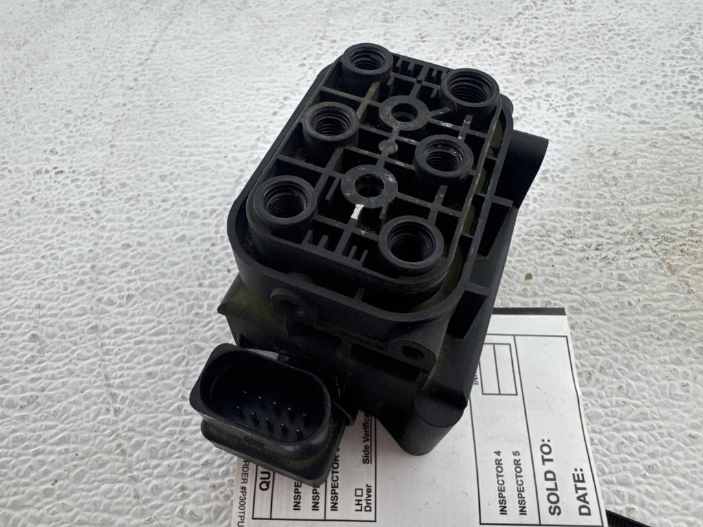 12 Mercedes-Benz Gl 450 Air Suspension Valve Solenoid Block Oem 2123200358