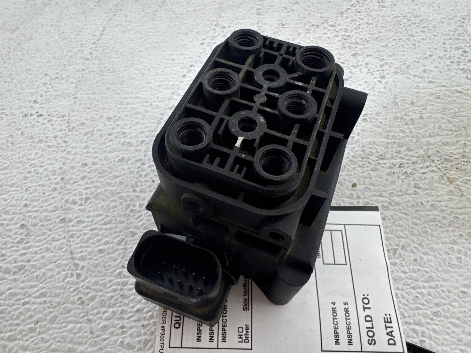 12 Mercedes-Benz Gl 450 Air Suspension Valve Solenoid Block Oem 2123200358