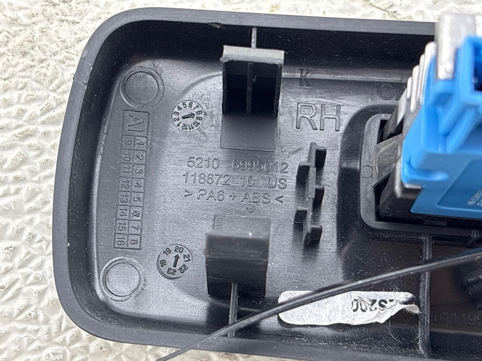 19-23 Bmw X5 Front Right Side Seat Back Trim Cover Cap W/ Bracke Oem 6995012