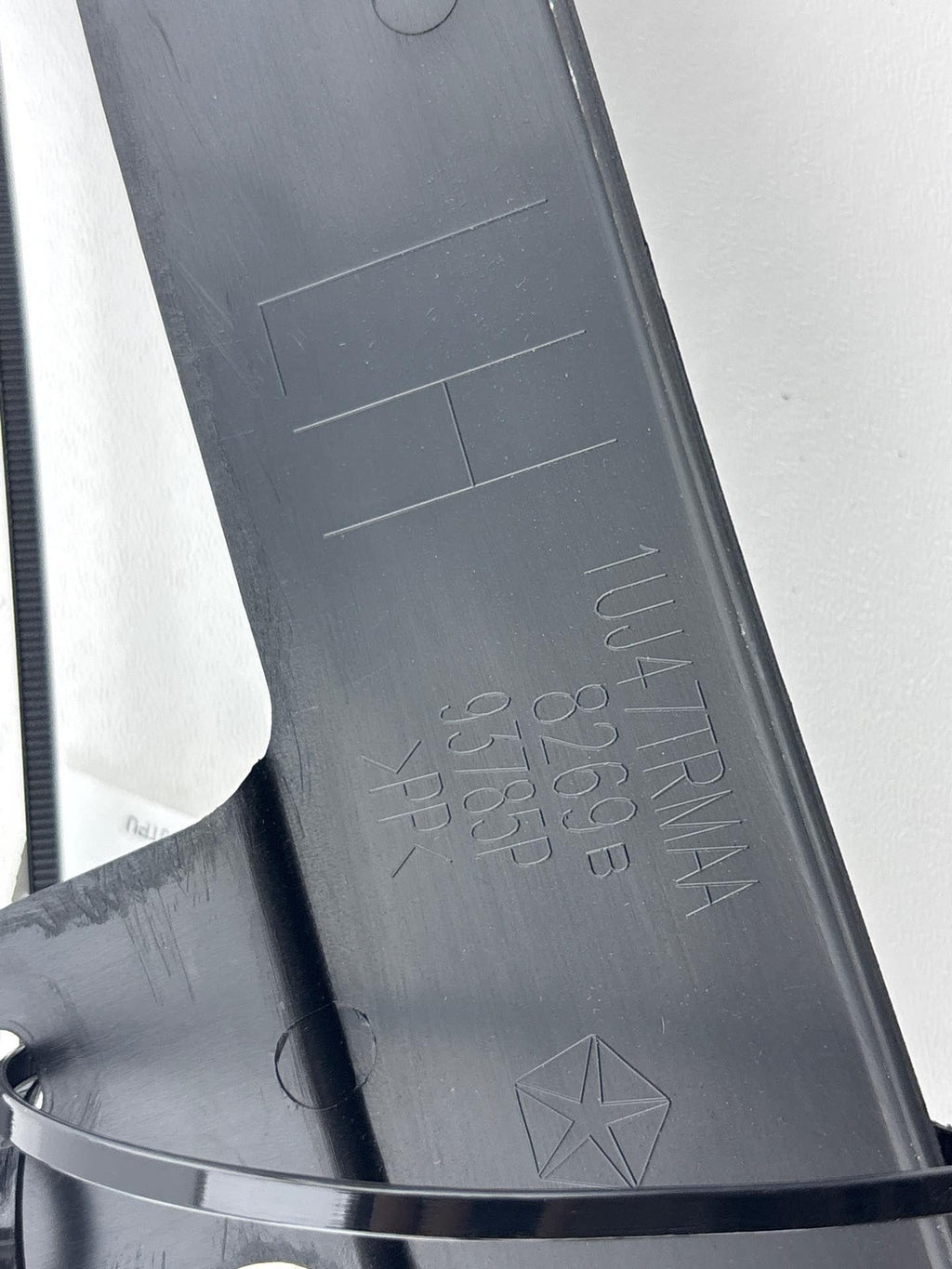 14-19 Jeep Grand Cherokee Rear Left Side Window Frame Trim Cover 1Uj47Trmaa Oem