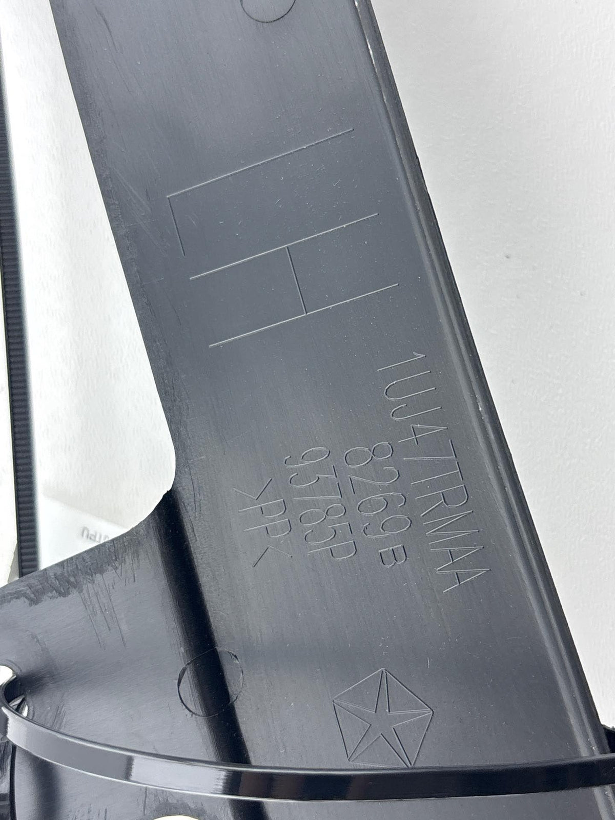 14-19 Jeep Grand Cherokee Rear Left Side Window Frame Trim Cover 1Uj47Trmaa Oem