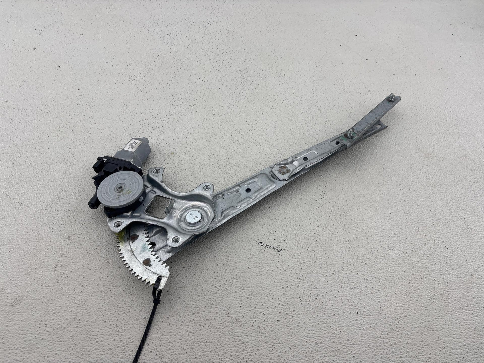 12-19 Nissan Versa Front Right Window Regulator W/Motor Oem 80730-1Hl0A