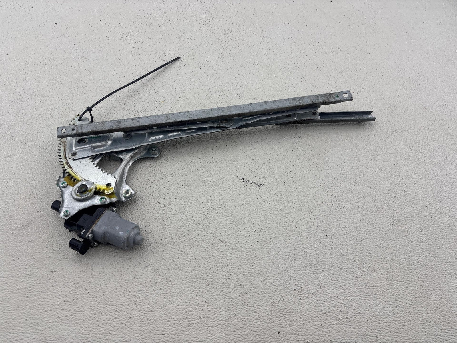 12-19 Nissan Versa Front Right Window Regulator W/Motor Oem 80730-1Hl0A