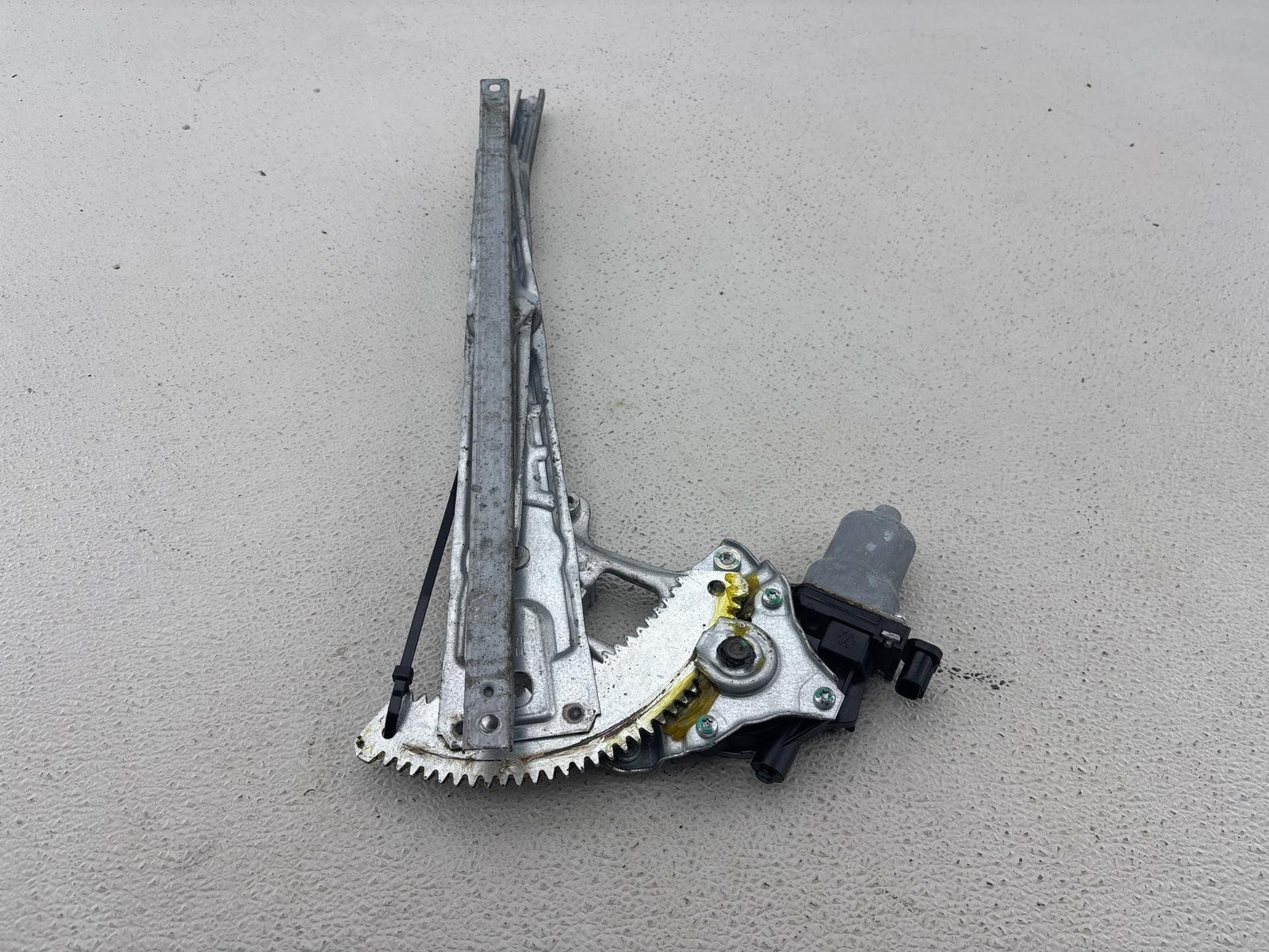 12-19 Nissan Versa Front Right Window Regulator W/Motor Oem 80730-1Hl0A