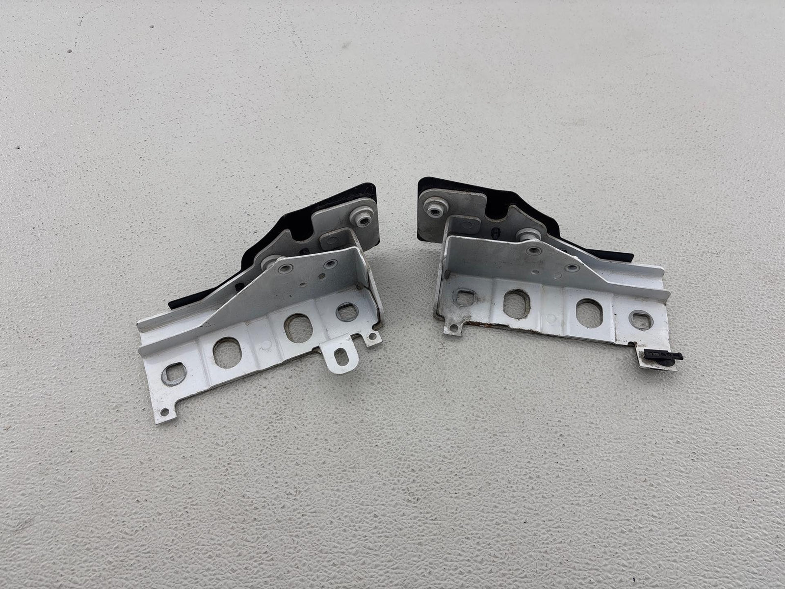 10-16 Land Rover Lr4 Right & Left Radiator Support Mount Bracket Set Oem