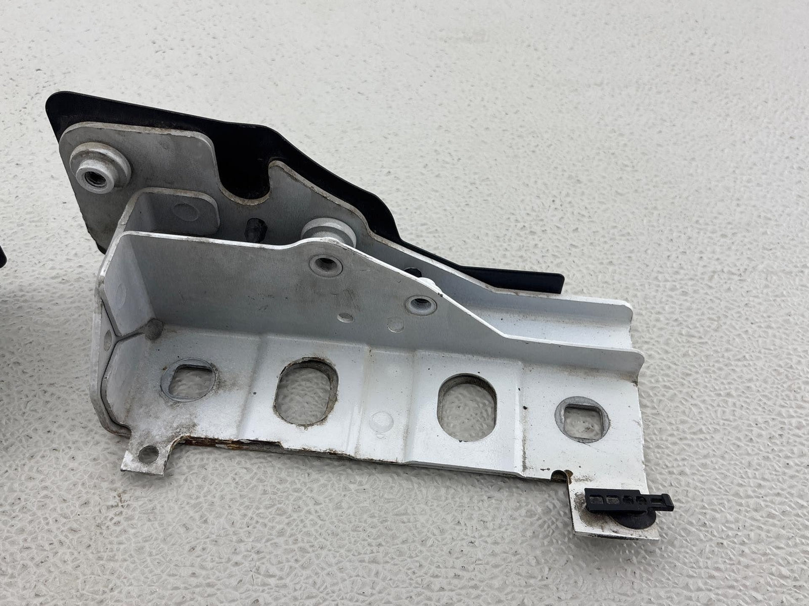 10-16 Land Rover Lr4 Right & Left Radiator Support Mount Bracket Set Oem