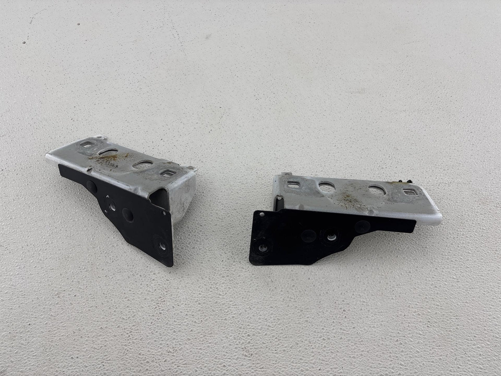 10-16 Land Rover Lr4 Right & Left Radiator Support Mount Bracket Set Oem