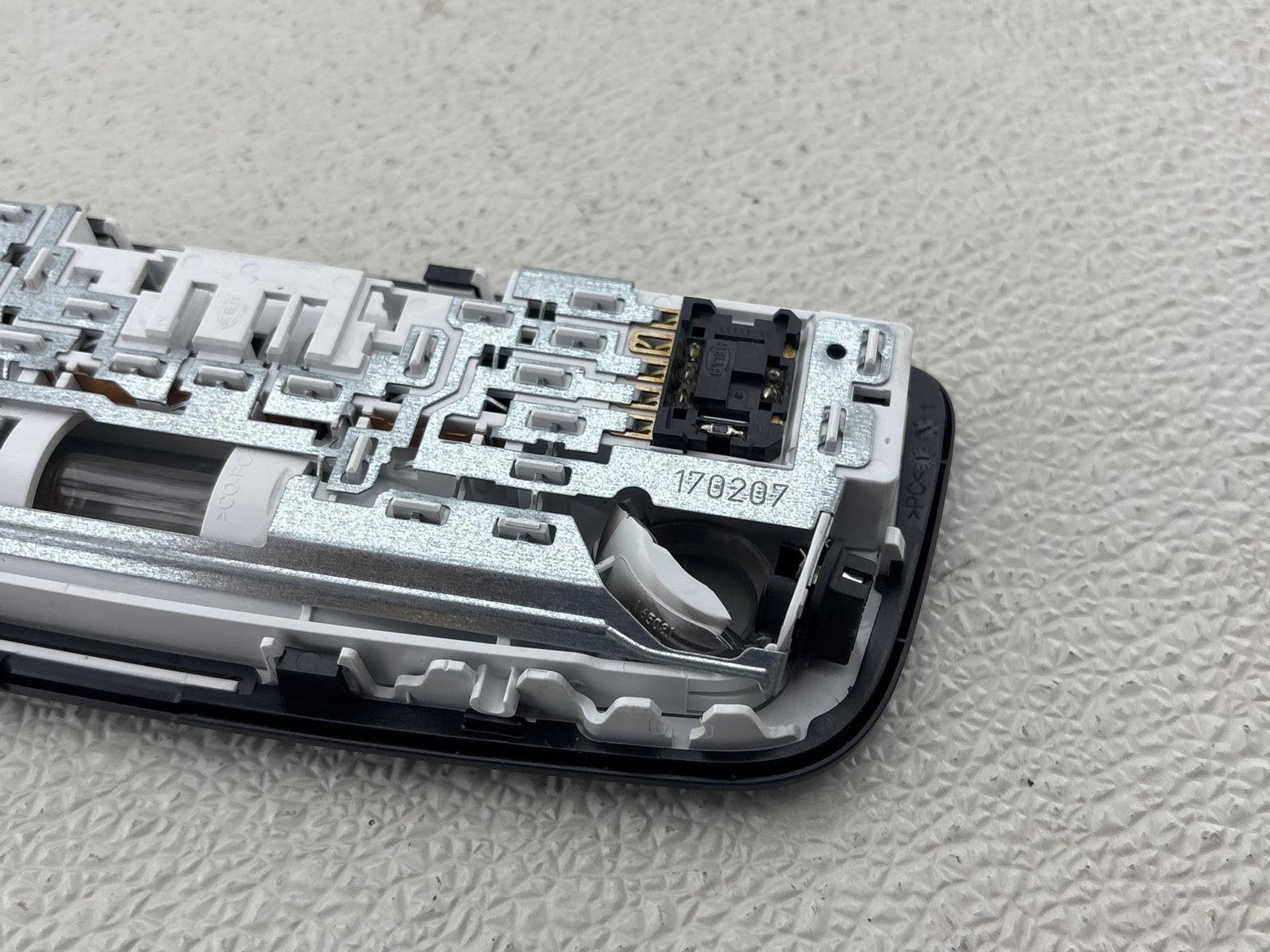 10-18 Mercedes W212 E350 Cls550 Rear Overhead Dome Light 2128205001 Oem