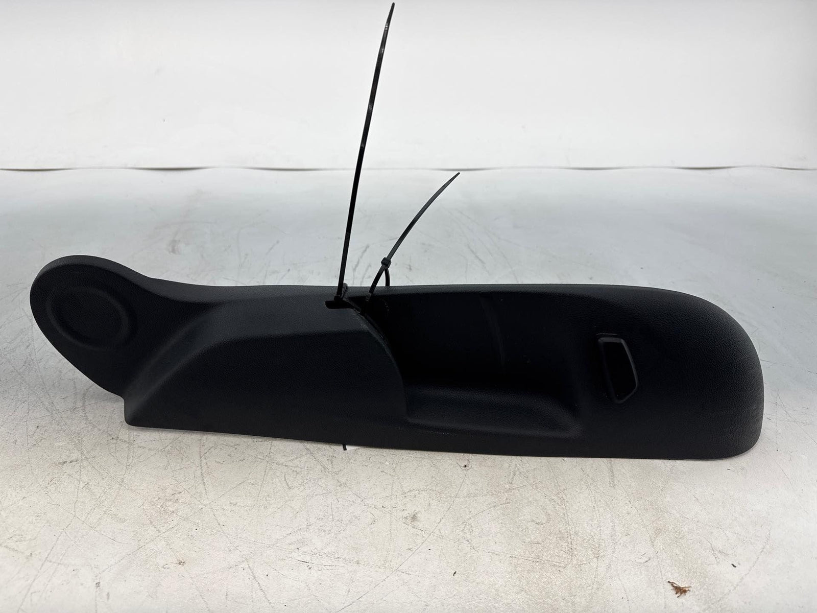10-14 Volkswagen Jetta Sportwagen Front Right Lower Seat Trim Panel Cover Oem.