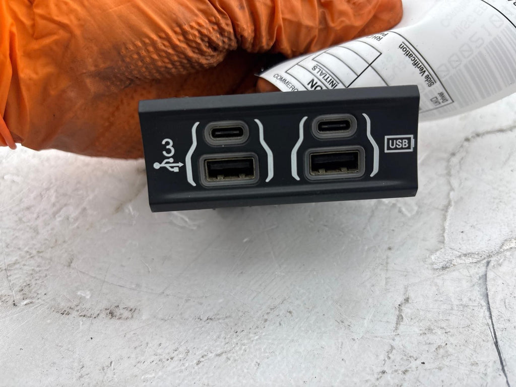 19-23 RAM 2500 3500 Media Hub USB Port 68330429AF OEM