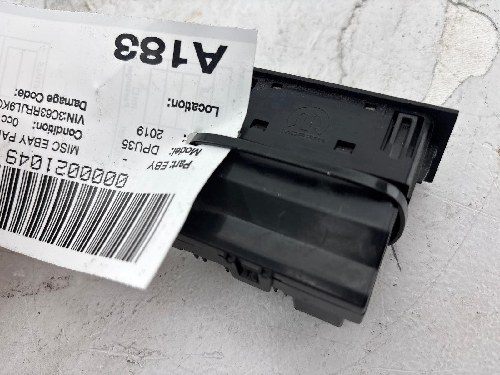 19-23 RAM 2500 3500 Media Hub USB Port 68330429AF OEM