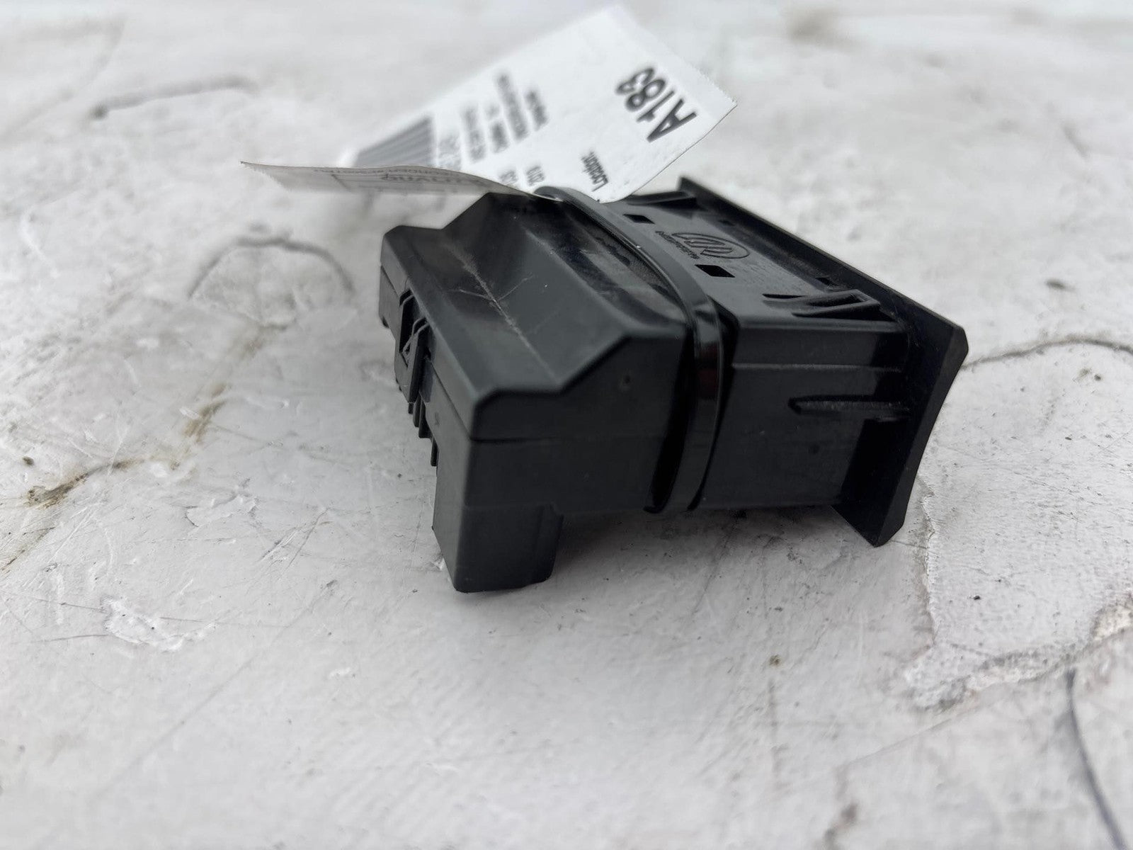 19-23 RAM 2500 3500 Media Hub USB Port 68330429AF OEM