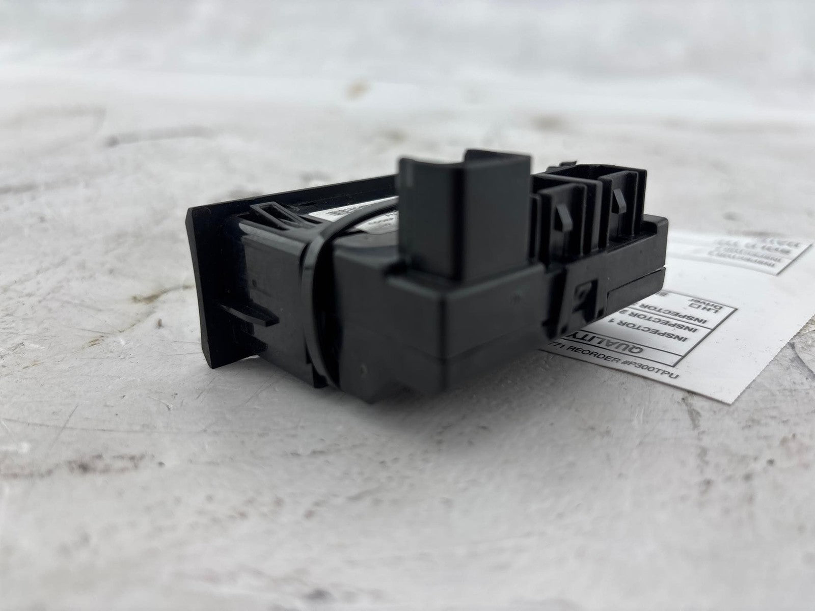 19-23 RAM 2500 3500 Media Hub USB Port 68330429AF OEM