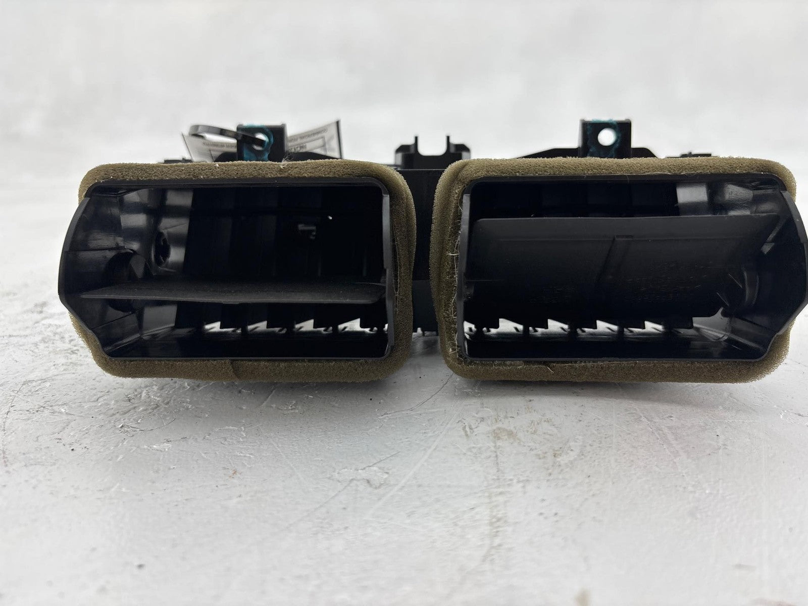 12-19 Land Rover Evoque L538 2013 Dashboard Centre Air Vent Grill OEM