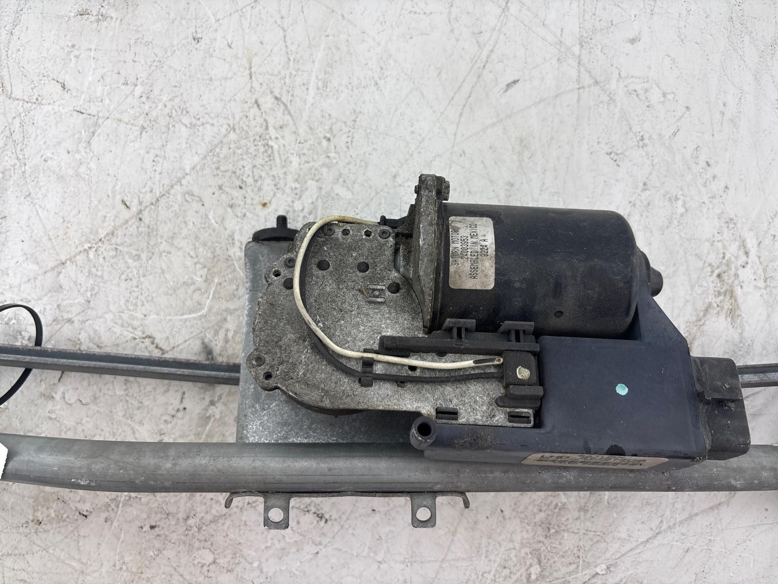 00-02 Saturn SW2 Windshield Wiper Linkage & Motor