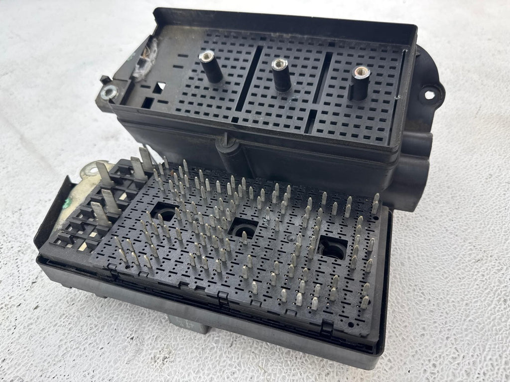 00-02 Saturn S SW2 Engine Fuse Box