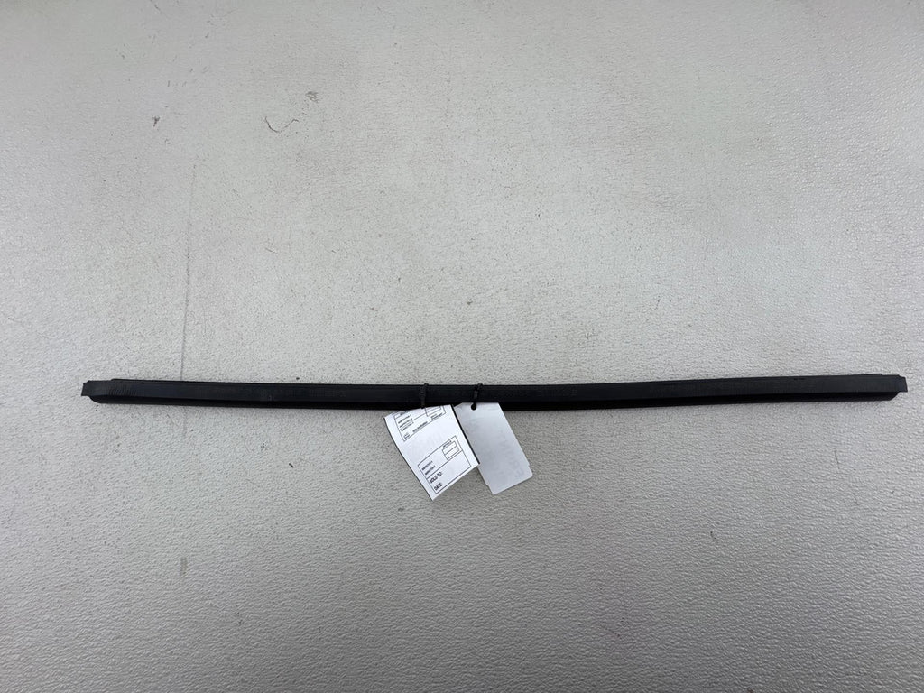 02-05 Ford Thunderbird Front Passenger Right Door Upper Window Seal Strip Oem