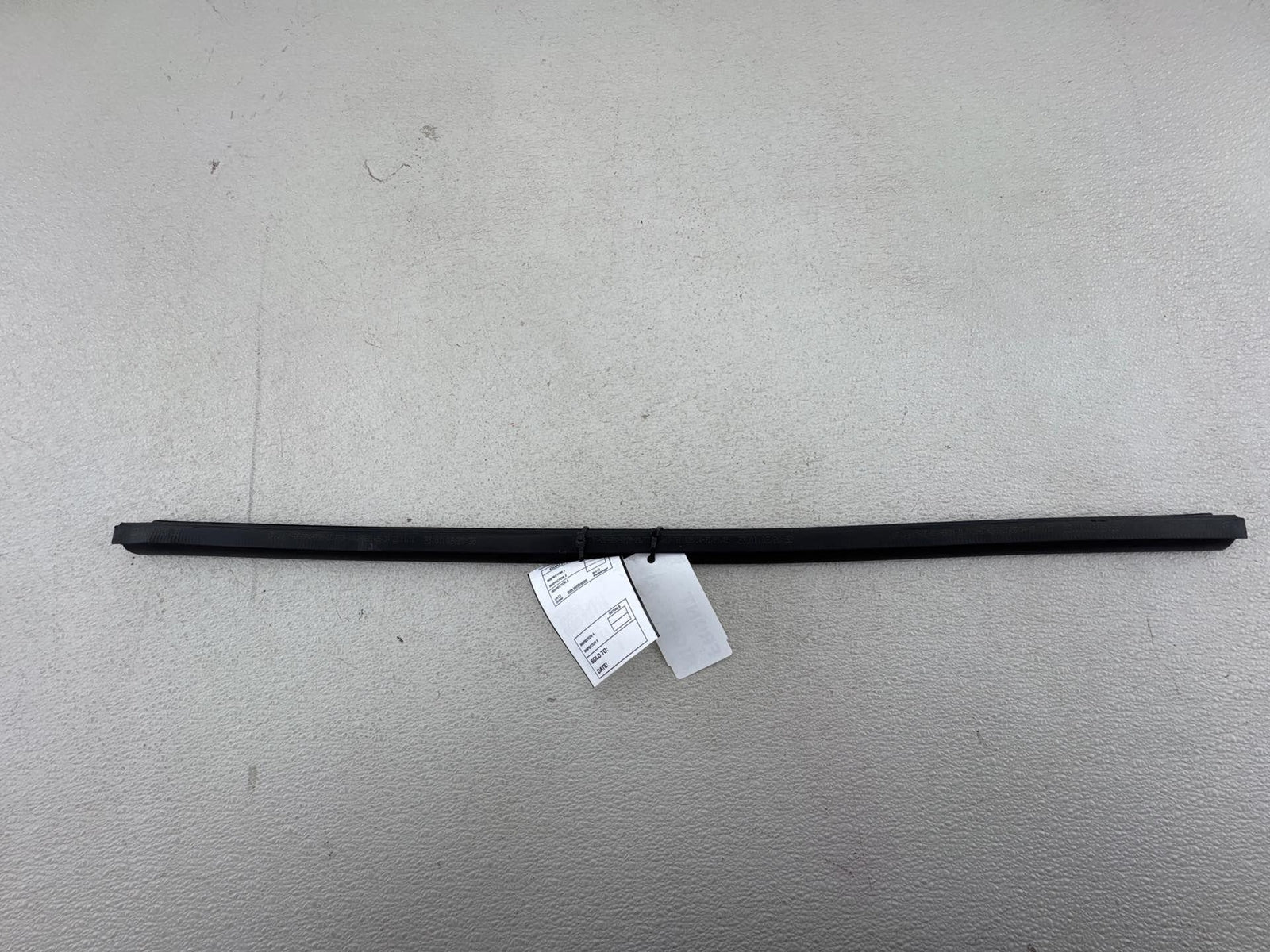 02-05 Ford Thunderbird Front Passenger Right Door Upper Window Seal Strip Oem