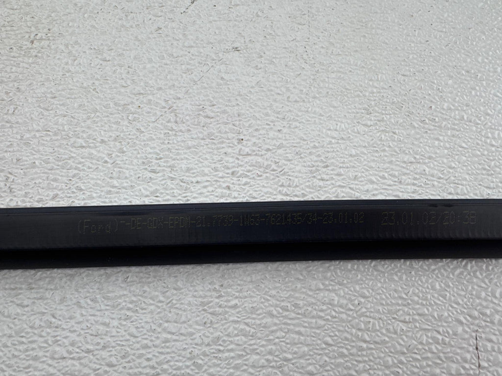 02-05 Ford Thunderbird Front Passenger Right Door Upper Window Seal Strip Oem