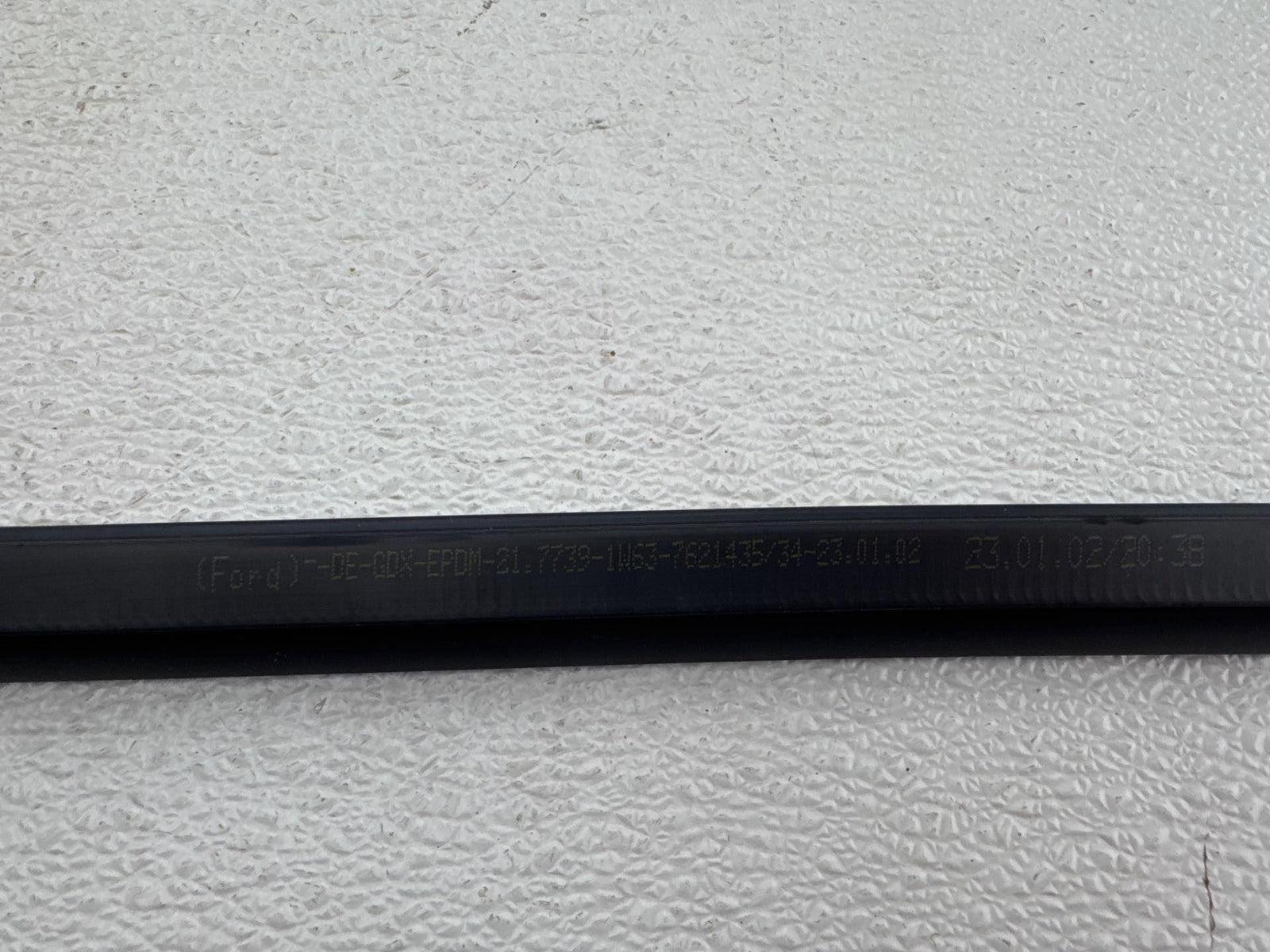 02-05 Ford Thunderbird Front Passenger Right Door Upper Window Seal Strip Oem