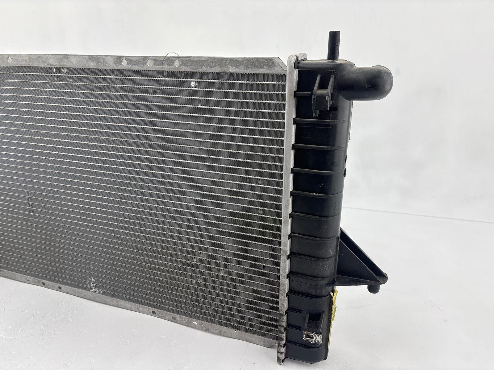 00-02 Saturn S SW2 1.9L Engine Cooling Radiator Assembly