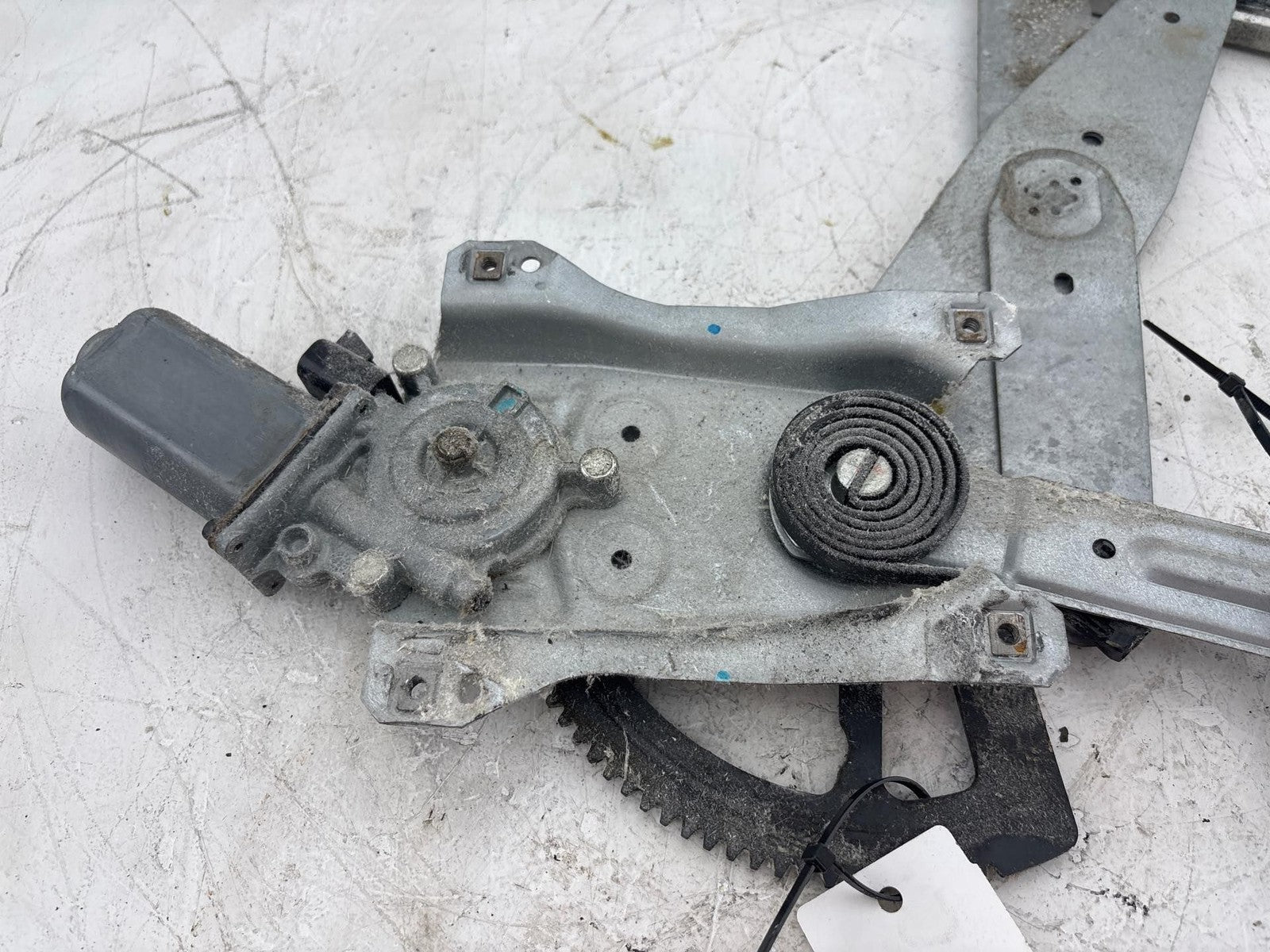 00-02 Saturn SW2 Front Passenger Side Door Window Regulator