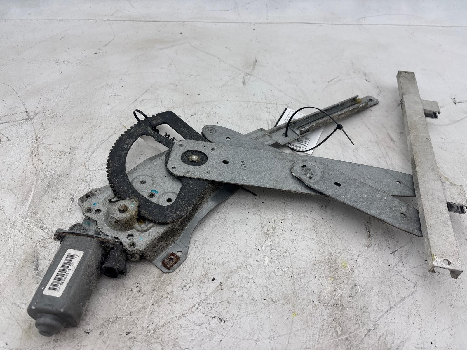 00-02 Saturn SW2 Front Passenger Side Door Window Regulator