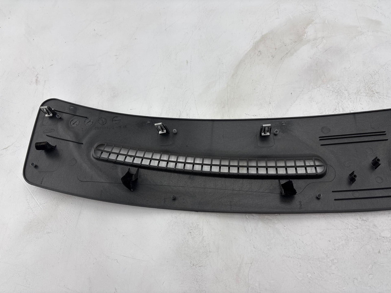 2000-2007 Ford Taurus Dash Upper Defroster Grille Cover Panel OEM