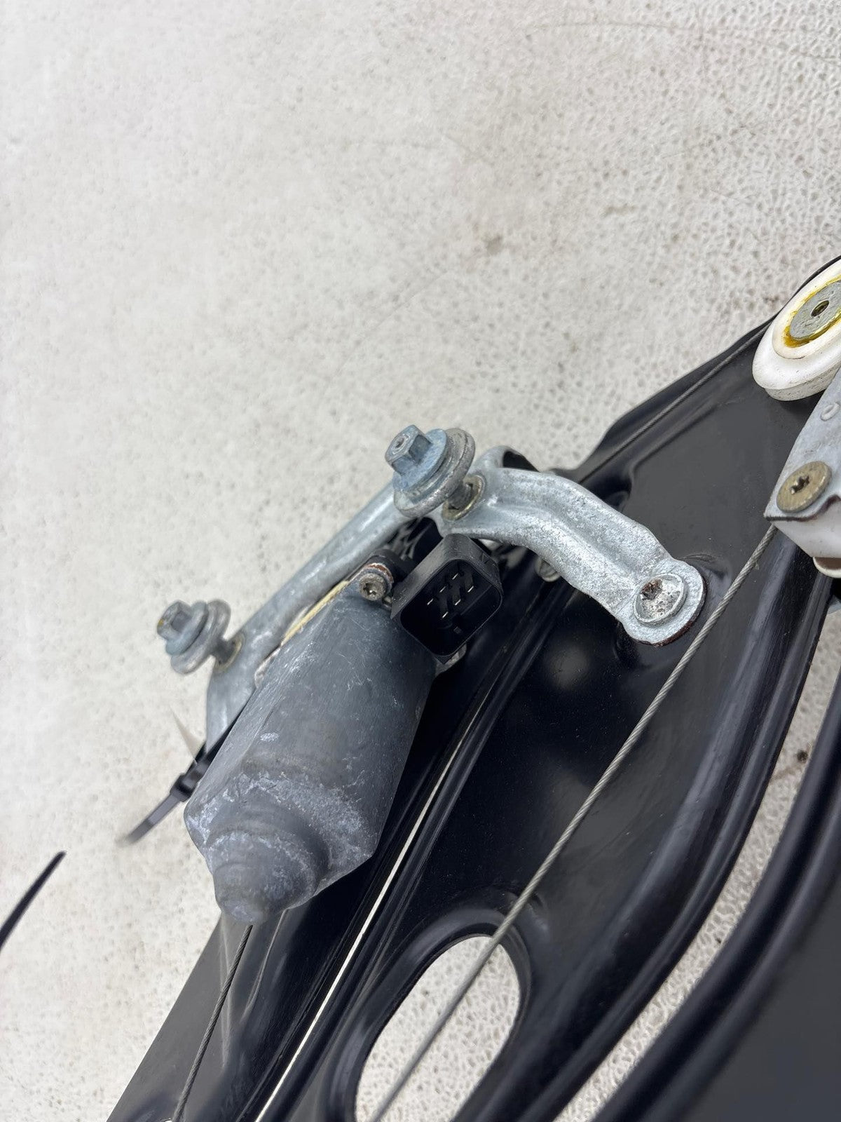 03-11 Mercedes R230 SL600/500 Rear Left Quarter Window Regulator Motor Plate OEM