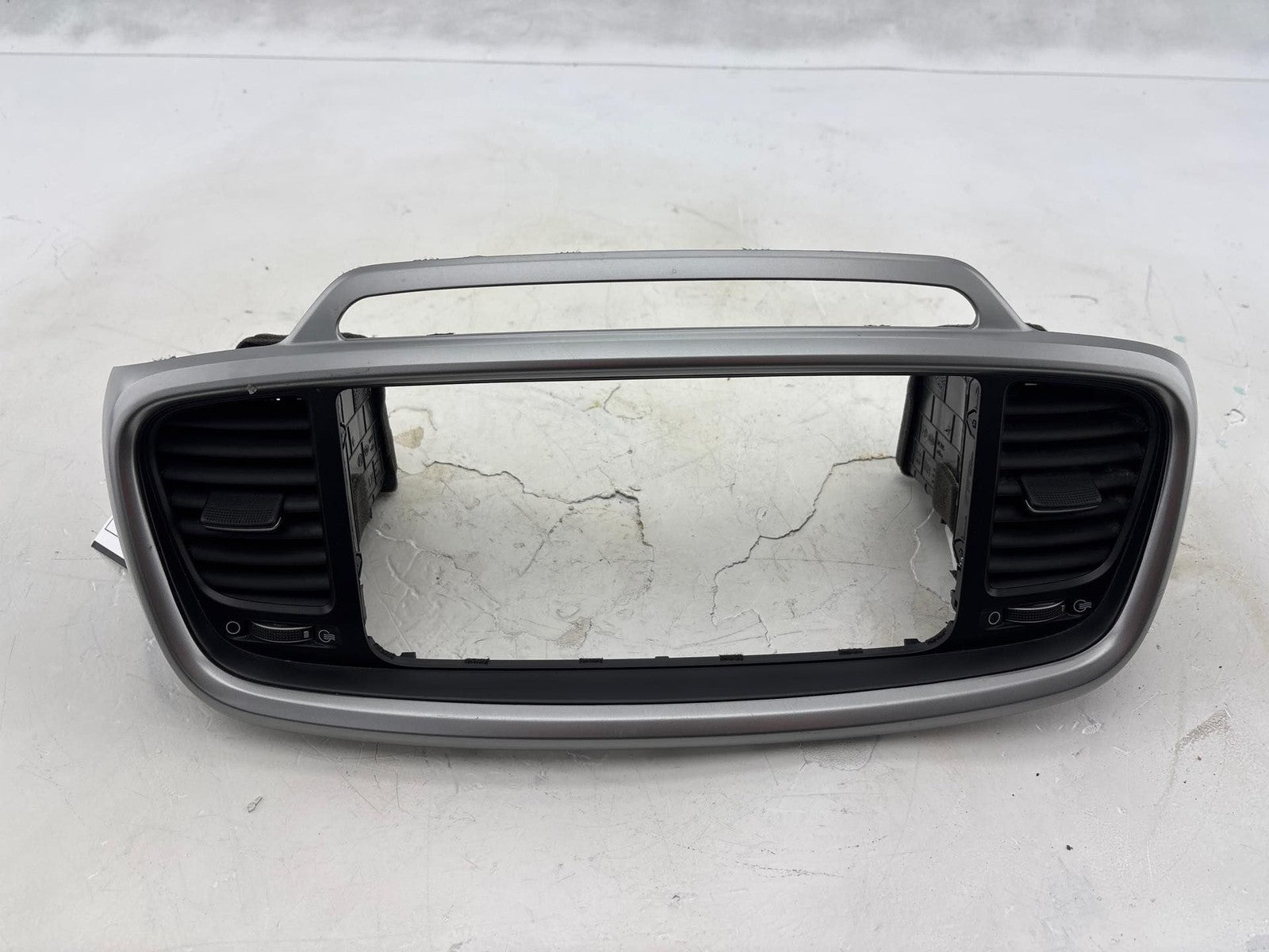 16-20 Kia Sorento Center Dash Radio Bezel Trim Panel W/ AC Vent OEM 84740-C6200